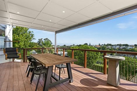 Photo of property in 1 Roslyn Road, Bluff Hill, Napier, 4110