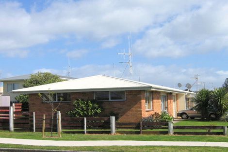 Photo of property in 1/2 Taupo Avenue, Mount Maunganui, 3116