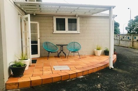 Photo of property in 2/479 Glenfield Road, Glenfield, Auckland, 0629