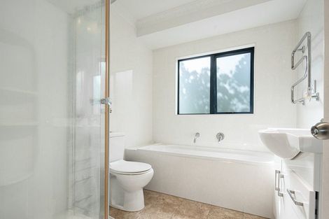 Photo of property in 1 Mana Lane, Pinehill, Auckland, 0632