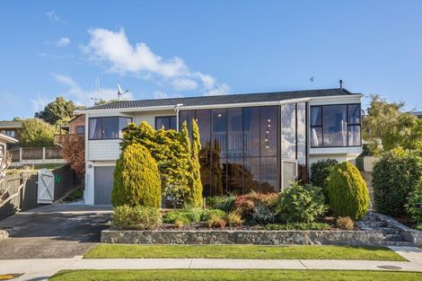 Photo of property in 16 Albatross Close, Whitby, Porirua, 5024