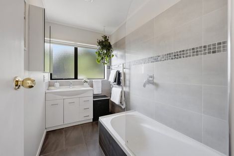 Photo of property in 2/102 Sandspit Road, Shelly Park, Auckland, 2014