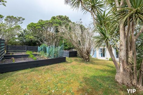 Photo of property in 18 Colchester Crescent, Newlands, Wellington, 6037