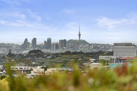 Photo of property in 2/23 Parr Terrace, Castor Bay, Auckland, 0620