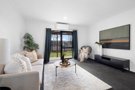 Photo of property in 1/4 Charlenne Close, Ranui, Auckland, 0612