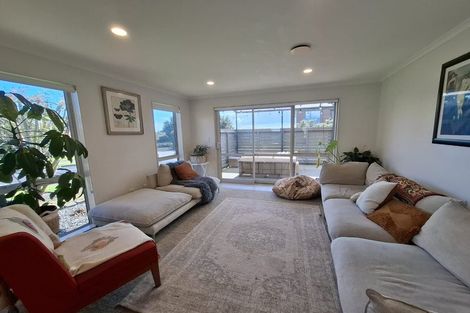 Photo of property in 10 Iwinuku Crescent, Wattle Downs, Auckland, 2103