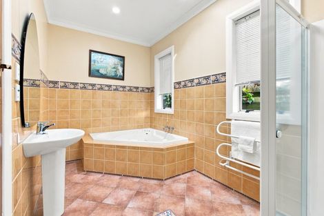 Photo of property in 42 Octavius Place, New Plymouth, 4312