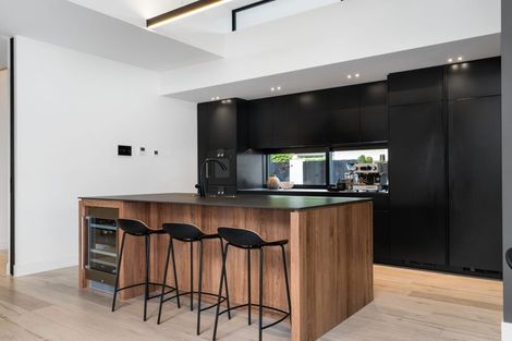 Photo of property in 49 Saint Andrews Square, Strowan, Christchurch, 8052