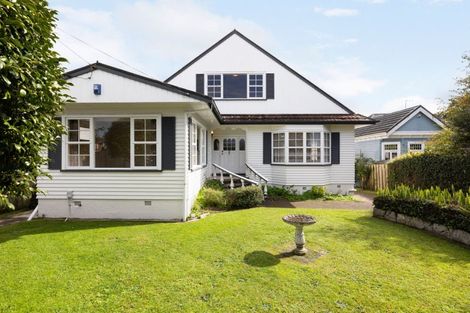 Photo of property in 52 Forest Lake Road, Forest Lake, Hamilton, 3200