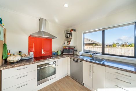 Photo of property in 94 Sunstone Crescent, Timberlea, Upper Hutt, 5018