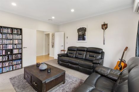 Photo of property in 11 Kilmacrennan Drive, Rosehill, Papakura, 2113