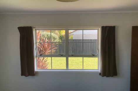 Photo of property in 98 Oakfield Crescent, Pukete, Hamilton, 3200