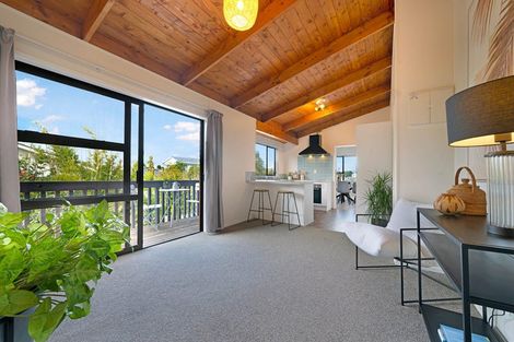 Photo of property in 2/12 Grimshaw Place, Henderson, Auckland, 0612