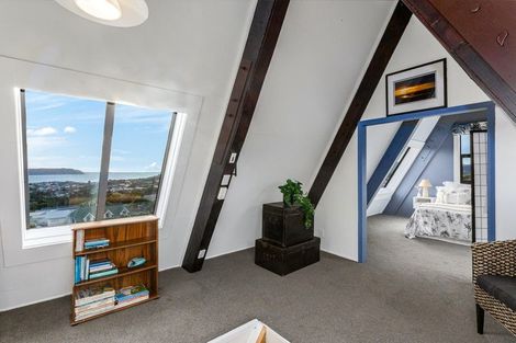 Photo of property in 112 Gloaming Hill, Titahi Bay, Porirua, 5022