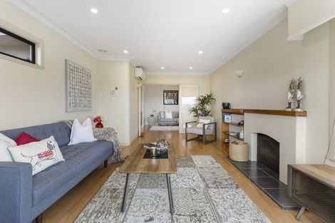 Photo of property in 43 Forrest Hill Road, Milford, Auckland, 0620