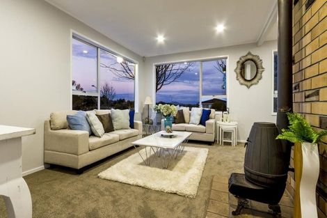 Photo of property in 17 Wanita Place, Totara Vale, Auckland, 0629