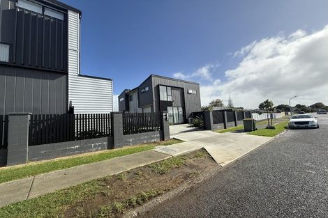 Photo of property in 2e Convair Crescent, Mangere, Auckland, 2022