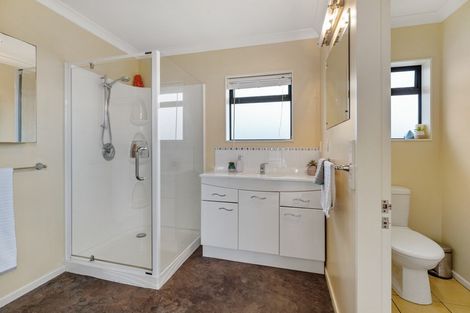 Photo of property in 11 Te Ropata Place, Waikanae Beach, Waikanae, 5036