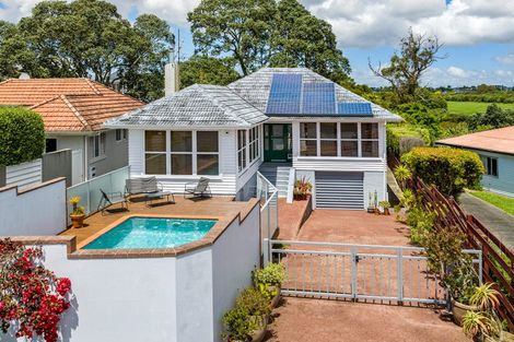 Photo of property in 10 Weona Place, Westmere, Auckland, 1022