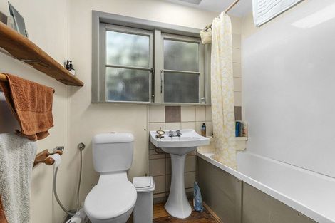 Photo of property in 35 Airlie Road, Plimmerton, Porirua, 5026