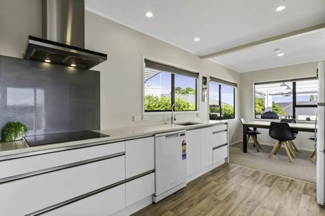 Photo of property in 34 Meadowood Drive, Unsworth Heights, Auckland, 0632