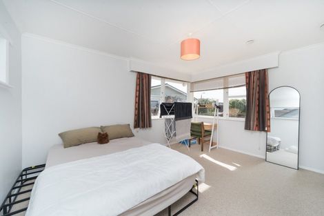 Photo of property in 76 Wikiriwhi Crescent, Awapuni, Palmerston North, 4412