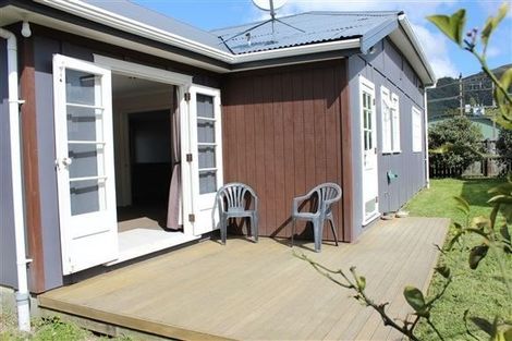 Photo of property in 73 Broadway, Picton, 7220