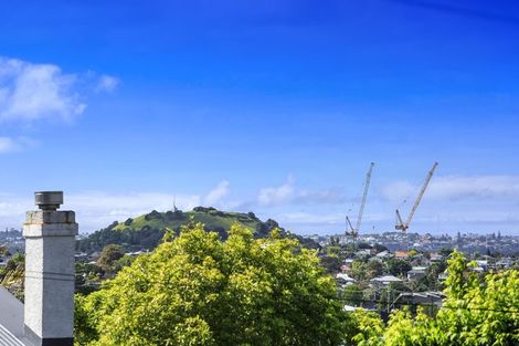 Photo of property in 1/11 Bayview Road, Hauraki, Auckland, 0622