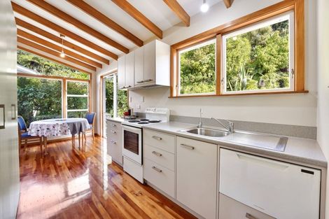 Photo of property in 6 Cotswold Crescent, Newlands, Wellington, 6037