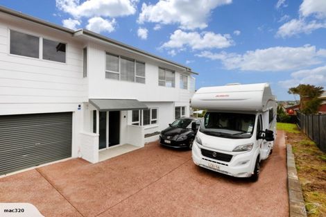 Photo of property in 2/611 Beach Road, Rothesay Bay, Auckland, 0630