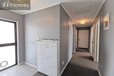 Photo of property in 4/92 Awaroa Road, Sunnyvale, Auckland, 0612
