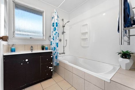 Photo of property in 2 Longreach Drive, Sunnyvale, Auckland, 0612