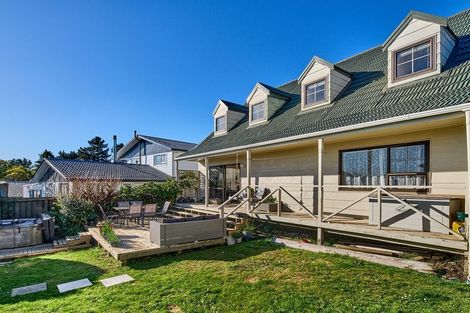 Photo of property in 6 Cleat Street, Whitby, Porirua, 5024