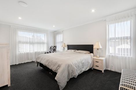 Photo of property in 8 Te Roera Place, Riverhead, 0820