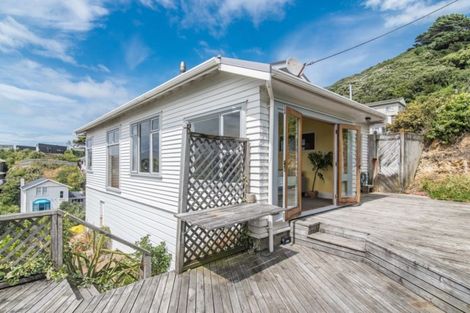 Photo of property in 24 Hungerford Road, Lyall Bay, Wellington, 6022