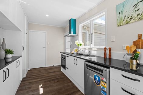 Photo of property in 77 Dale Crescent, Pakuranga, Auckland, 2010