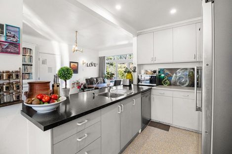 Photo of property in 28 Carrington Street, New Plymouth, 4310