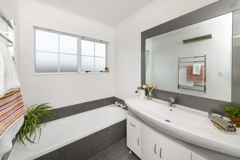 Photo of property in 2 Rosebank Avenue, Kelvin Grove, Palmerston North, 4414