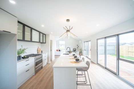 Photo of property in 16 Atlantic Drive, Fitzherbert, Palmerston North, 4410