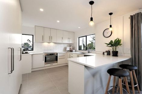 Photo of property in 2/7 Te Atatu Road, Te Atatu South, Auckland, 0610