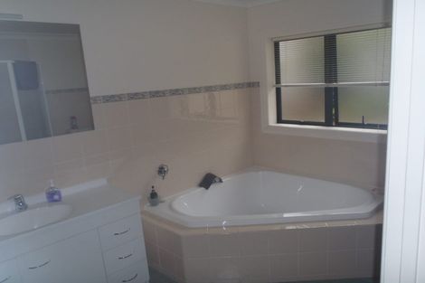 Photo of property in 6 Roy Maloney Drive, Henderson, Auckland, 0612