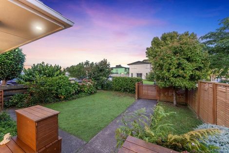 Photo of property in 1/5 Dudding Avenue, Northcote, Auckland, 0627
