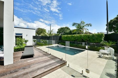 Photo of property in 52 Walton Street, Red Beach, 0932