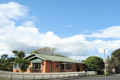 Photo of property in 37 Waiwaka Terrace, Strandon, New Plymouth, 4312