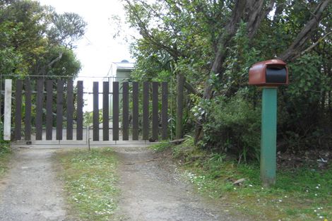 Photo of property in 15 Te Ahuahu Road, Piha, 0772