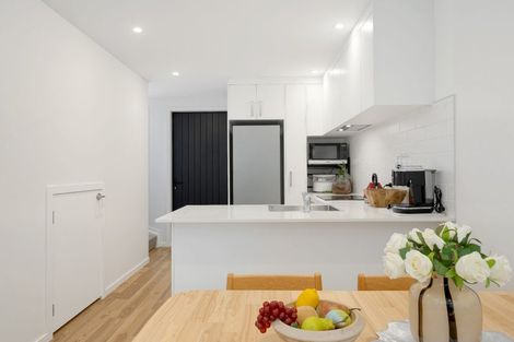 Photo of property in 22 Tokai Place, Glen Eden, 0602