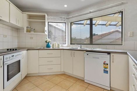 Photo of property in 240 Botany Road, Golflands, Auckland, 2013