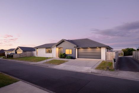 Photo of property in 8 Faber Place, Rototuna North, Hamilton, 3210