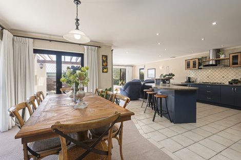 Photo of property in 8 La Lena Grove, Fitzherbert, Palmerston North, 4410