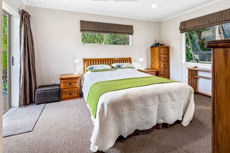 Photo of property in 8 Landvale Court, Browns Bay, Auckland, 0630